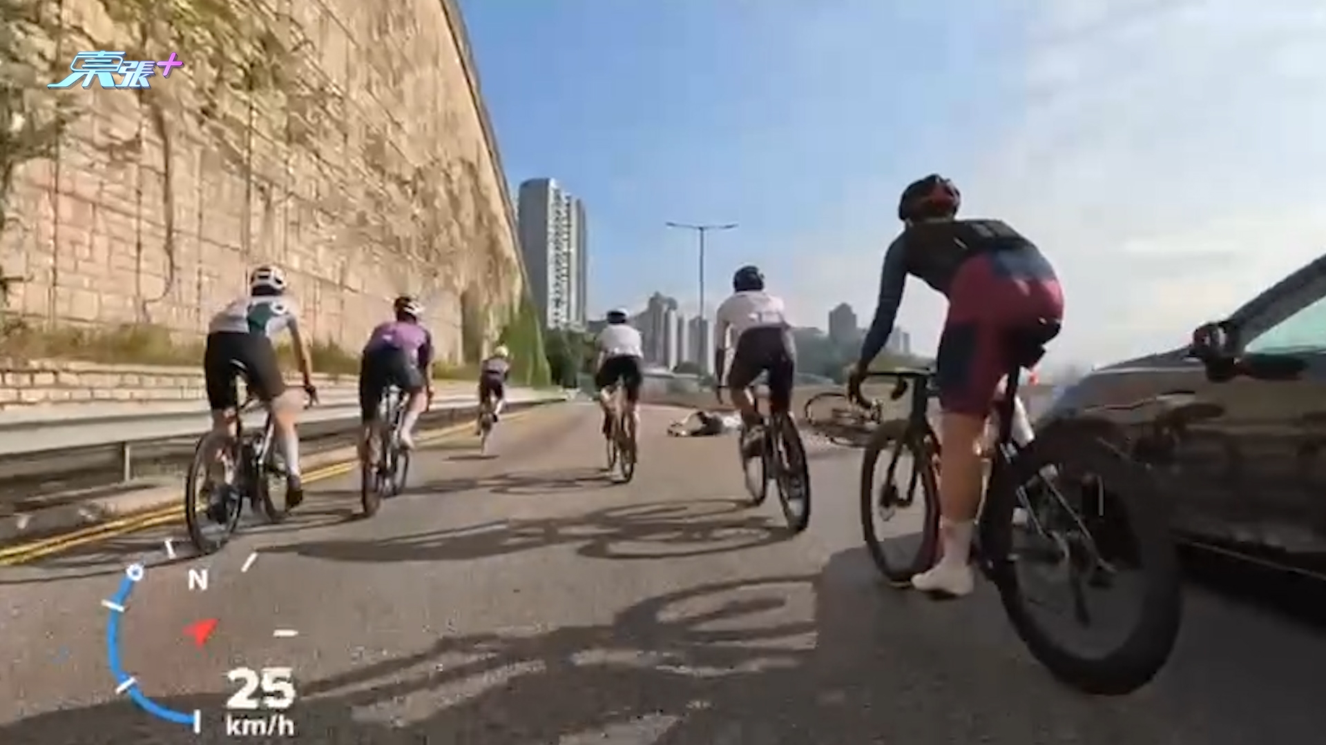 車Cam直擊｜青山公路單車友揚手切線被私家車撞　網民挪揄：撞死都無人可憐