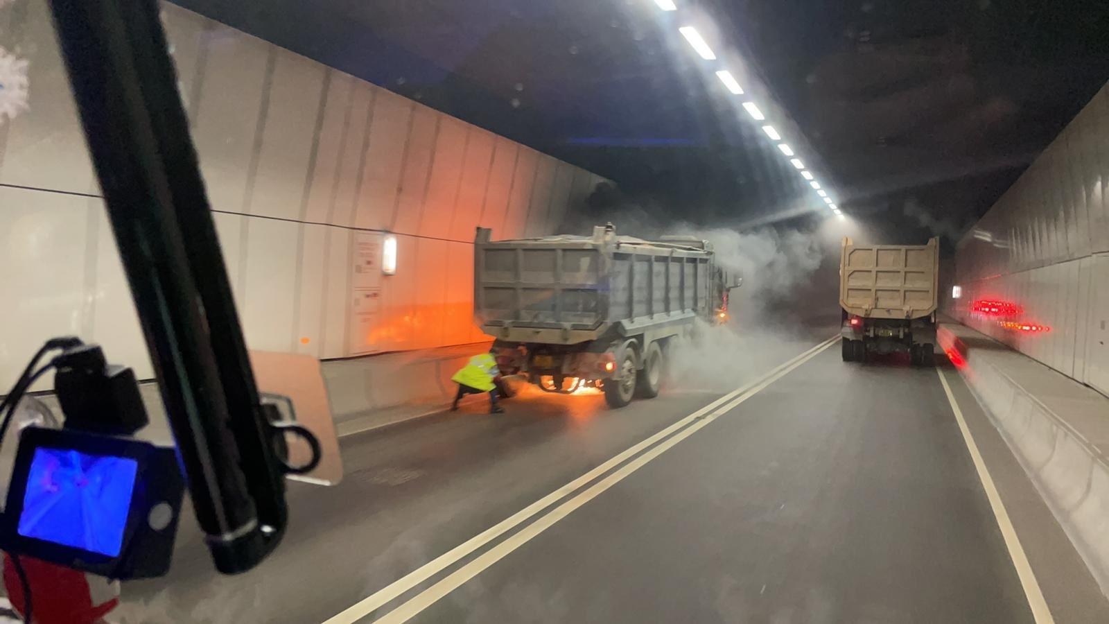 一輛泥頭車沿龍山隧道往香園圍方向行駛，期間車身突然冒出濃煙，隨即起火。