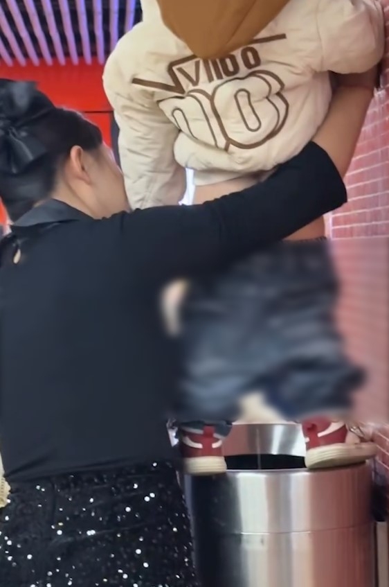 旺角港鐵站小童化身「Lion King」垃圾桶小便　網民鬧爆：極度自私