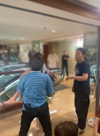 排隊黨MMA｜3女子金鐘運輸署霸位內訌衝突　阿婆膠袋出手狠擊「蛇頭」