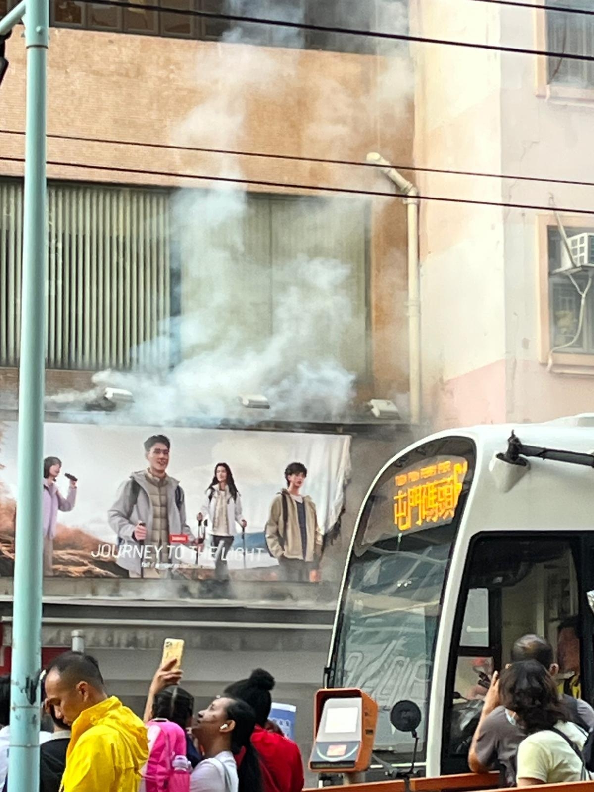 東張西望報料｜屯門山景邨單位起火濃煙直竄天際　觀眾即時拍片報《東張》
