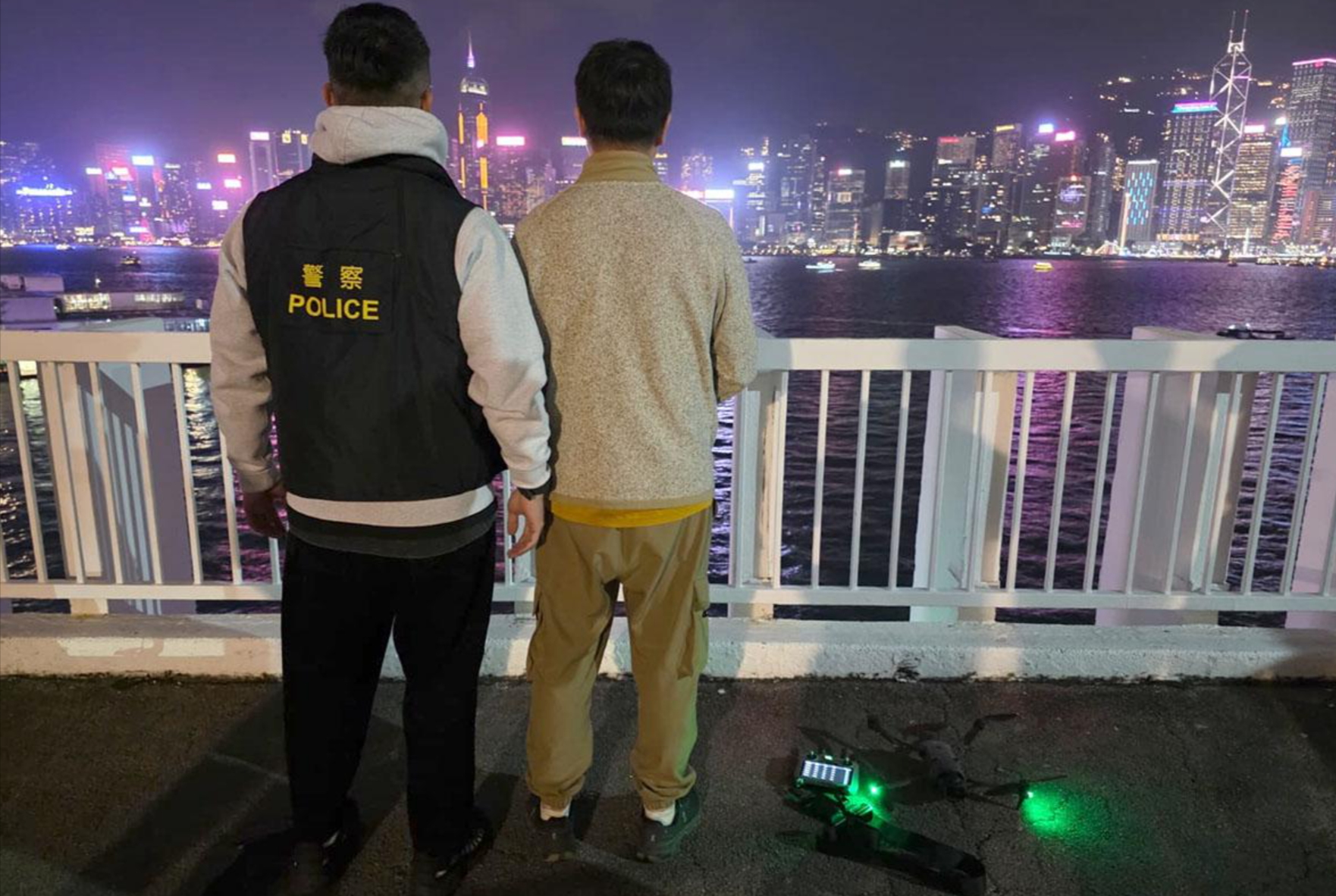內地男除夕夜尖沙咀海傍「違規放無人機」　涉兩宗罪被捕 (警方提供)