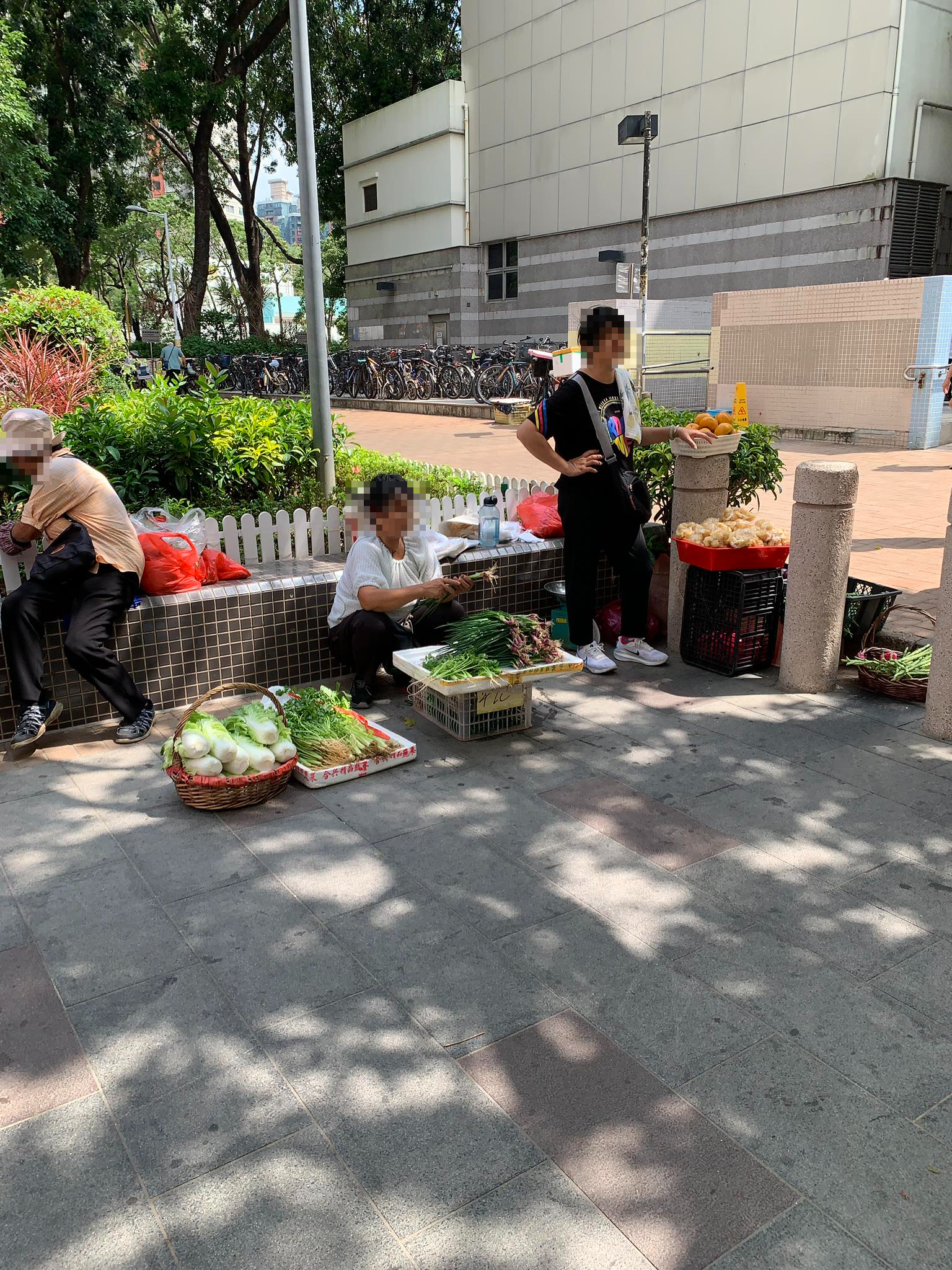 東張西望報料｜上水花園無牌小販霸地「非法經營」擺檔市民報料：好離譜- 東張+