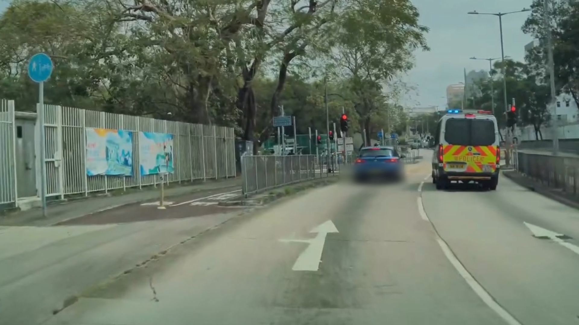 東張西望報料｜車Cam｜藍色私家車「勁把炮」　警車閃燈唔讓仲鬥快　網民：阻差辦公？