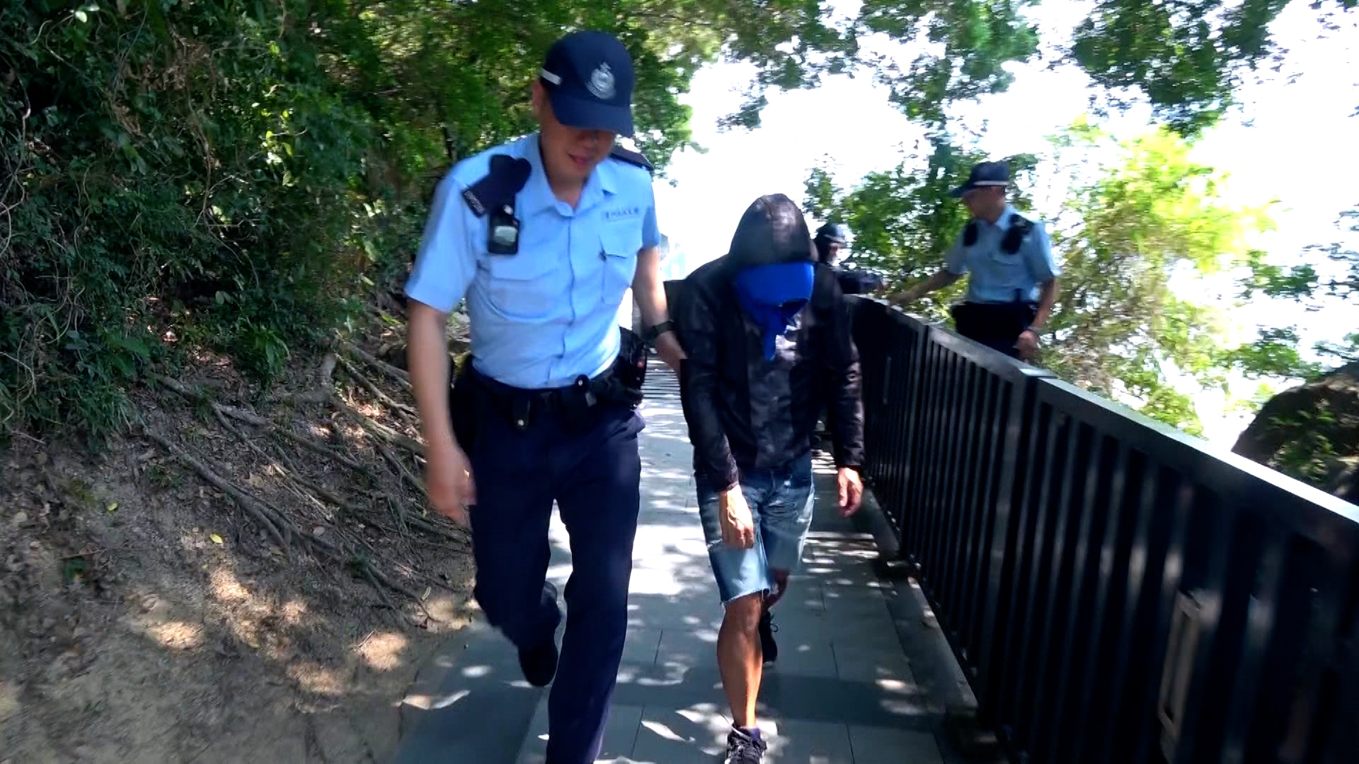 警員在現場進行初步調查和了解，之後他們將涉案男子帶回警署作進一步調查。