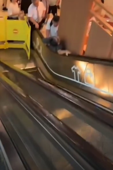 屯門七旬翁為「執菜」慘被卡扶手電梯側　網民：好奇點樣夾入去