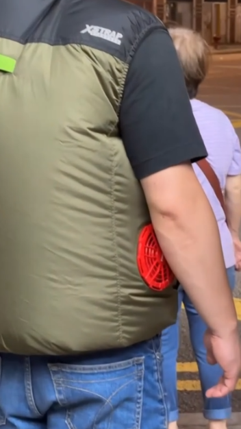 香港夏天街頭現「羽絨」奇景　新蒲崗兩男靠「風扇背心」解熱引熱議