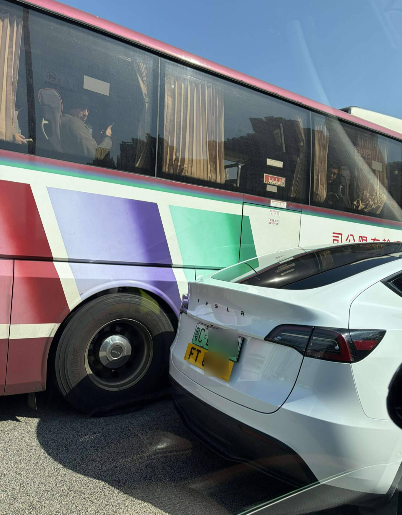 粵車南下又出事！「FT」牌Tesla昂船洲大橋行駛　撞中旅旅遊巴 (FB@香港公共交通智庫)