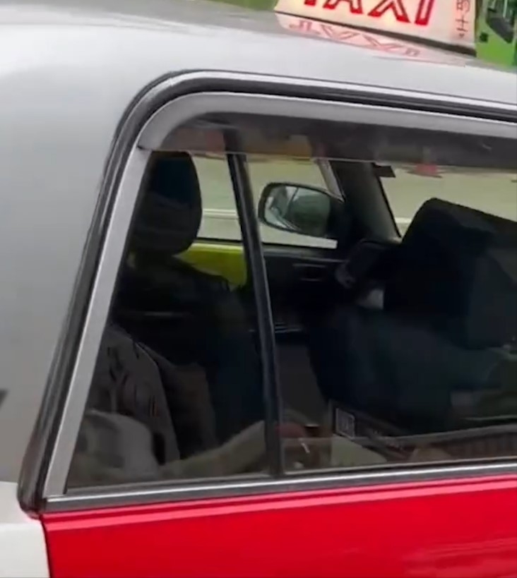 的士大哥公路開車期間「瞓着覺」嚇親鄰車　拍片者：乘客很勇敢