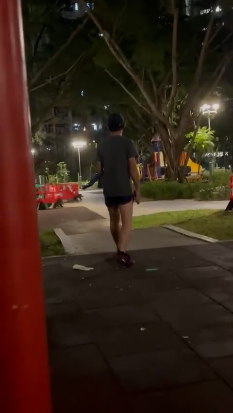 樓主冷靜持機拍下事件，並出言警告「呢度公眾地方嚟架喎，呢度公眾地方嚟架喎，你喺度做啲咁嘅嘢  」，其後涉事男子施施然轉身離開。（Threads影片截圖／08._.yiu_）