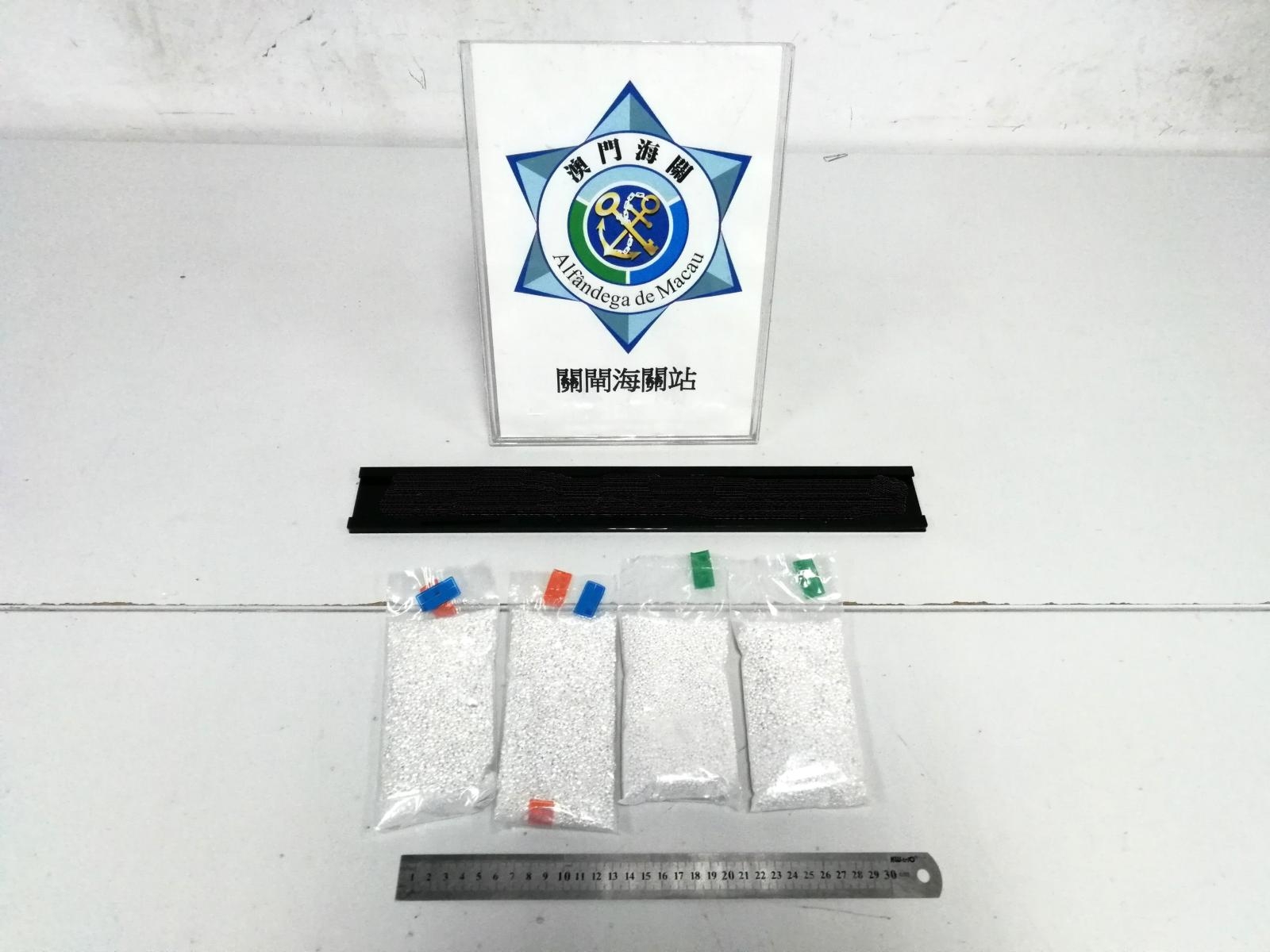 5名港人「形跡可疑」涉澳門口岸偷運138公斤銀粒出境　總值$301萬 (澳門海關提供)