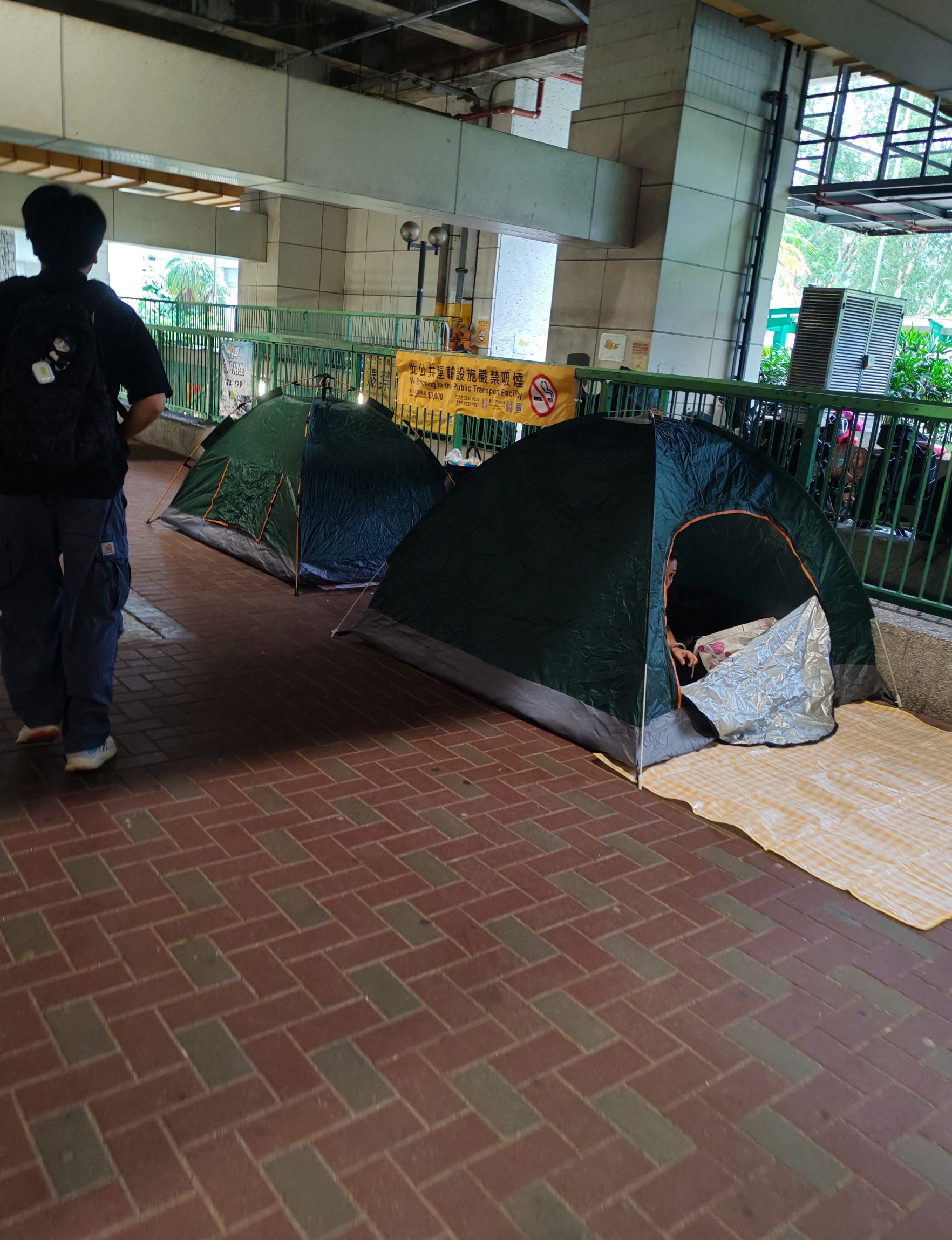 東張西望報料｜大埔巴士站變「露營區」　帳篷紮營過夜播歌跳舞　街坊怒轟：投訴半年冇人理 （觀眾羅小姐提供圖片）