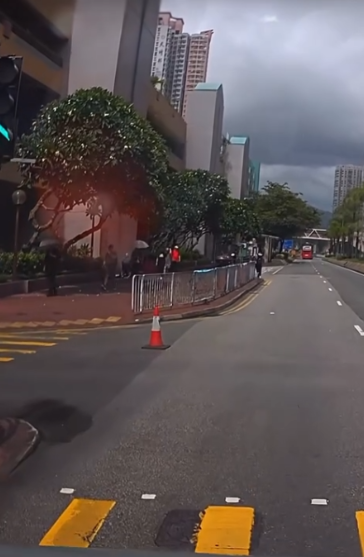 有片｜天水圍巴士迷為影巴士擺雪糕筒擋馬路