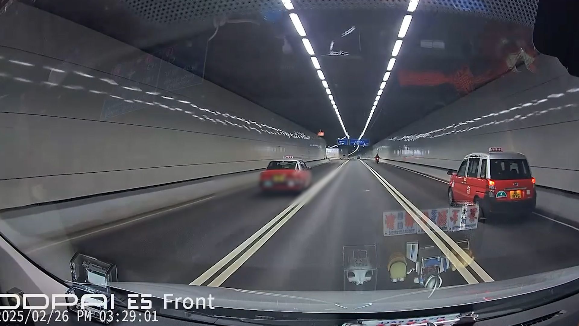 的士無法無天隧道內公然越雙白線。(影片截圖)