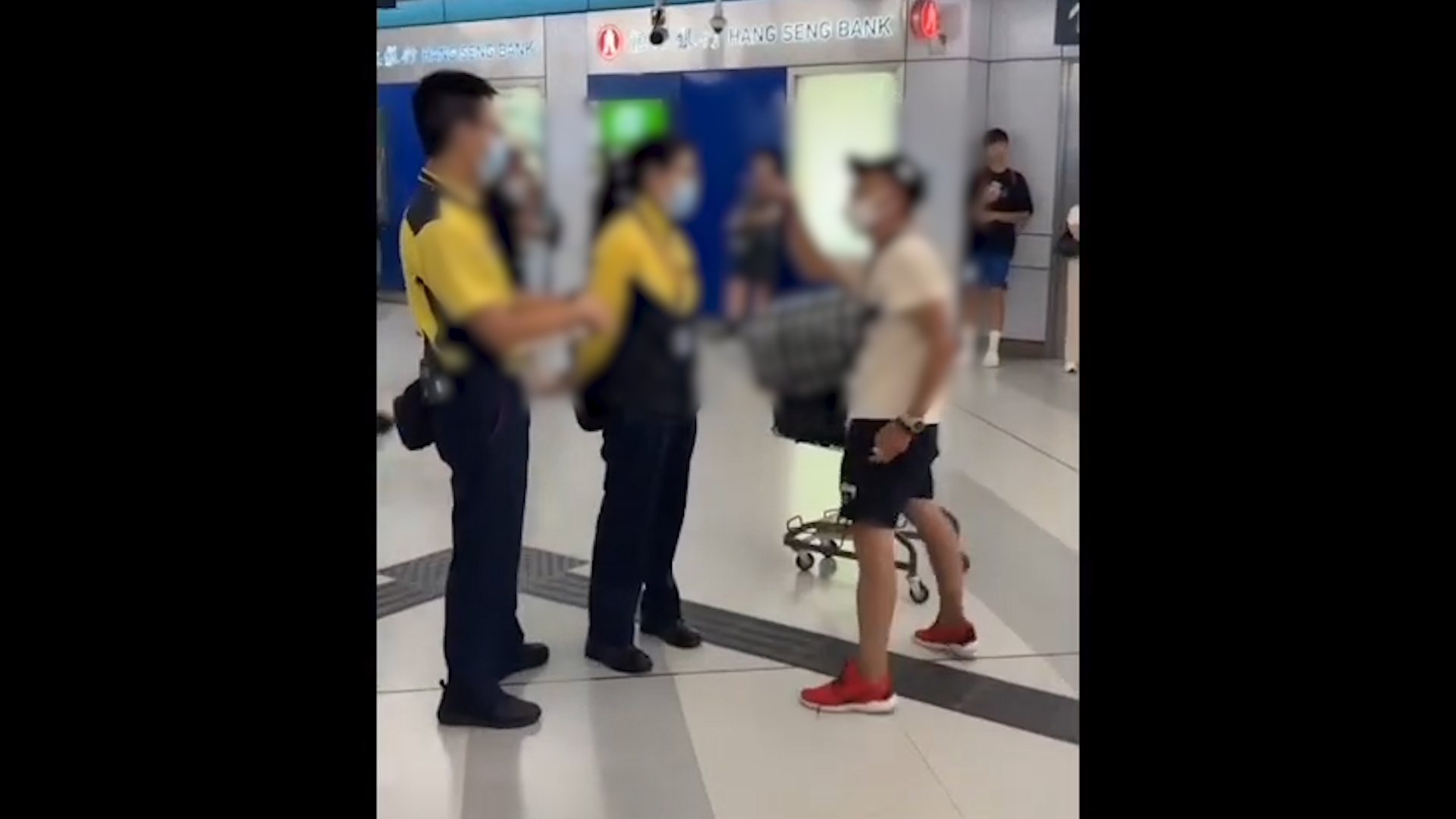 港鐵元朗站男乘客推大型行李遭拒入閘　與職員激烈爭執影片網絡瘋傳