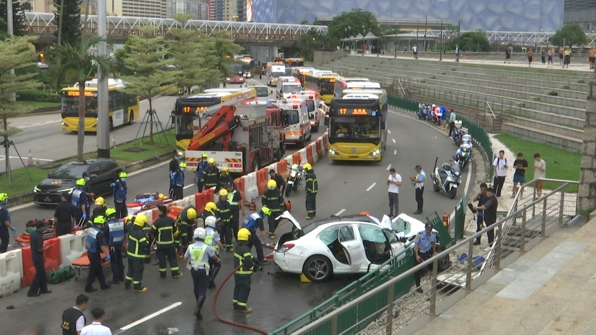 涉事私家車在友誼大馬路、近格蘭披治賽車大樓水塘看台位置失控撞欄。（澳廣視影片截圖）