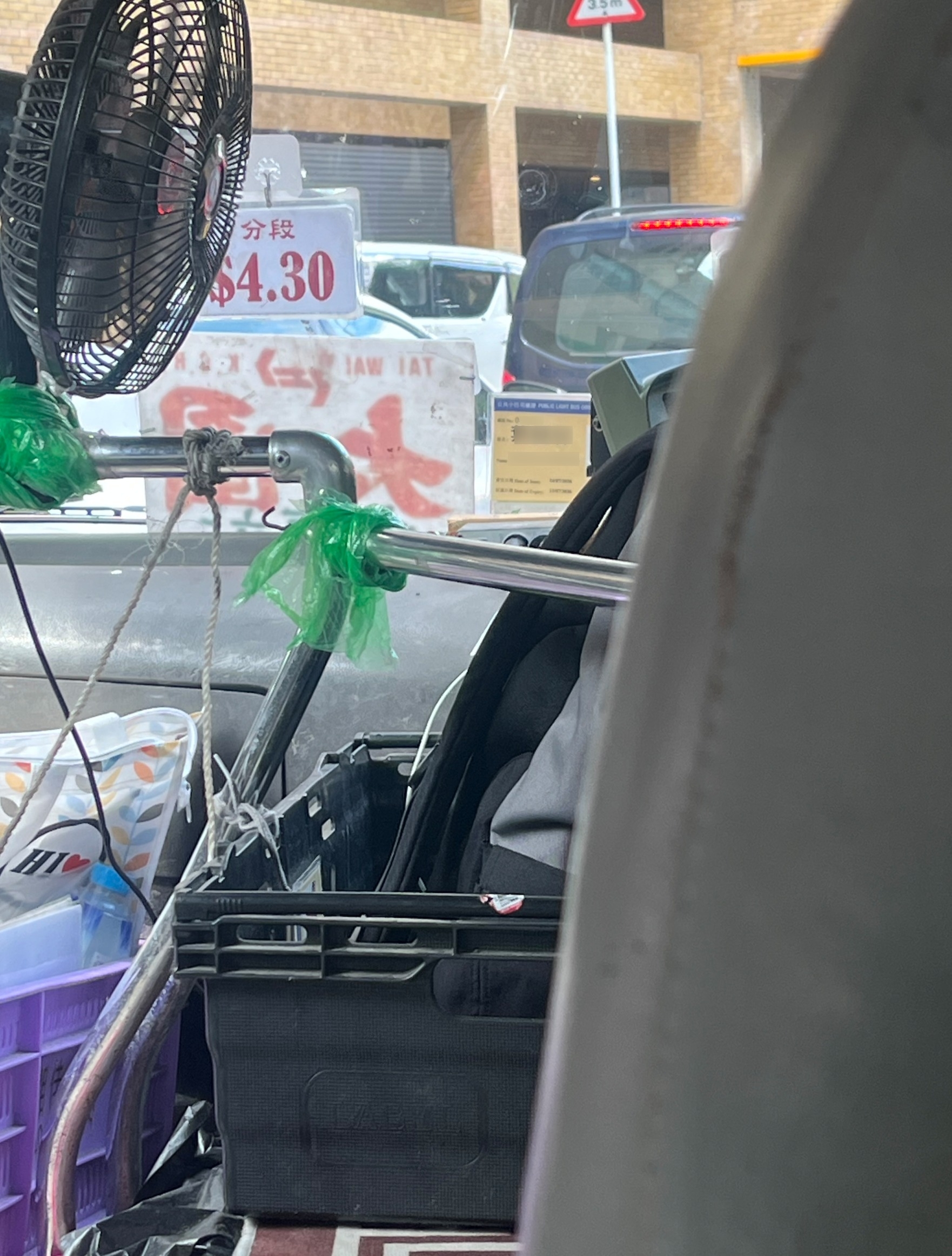 東張西望報料｜專線小巴司機疑一路睇片一路揸車　抖音罐頭笑聲播足10分鐘嚇窒乘客 （觀眾王小姐報料提供）