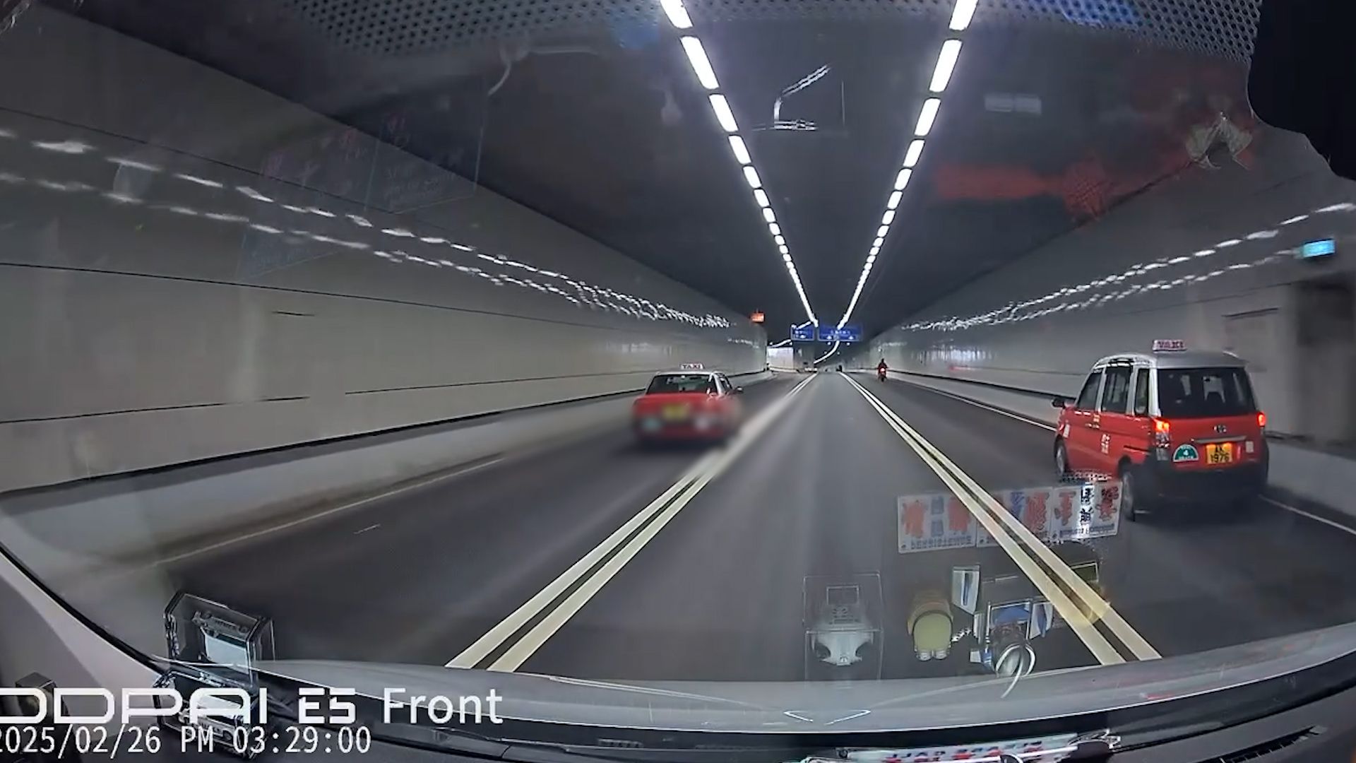 的士無法無天隧道內公然越雙白線。(影片截圖)
