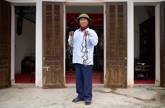 Huyền 先生在家門外