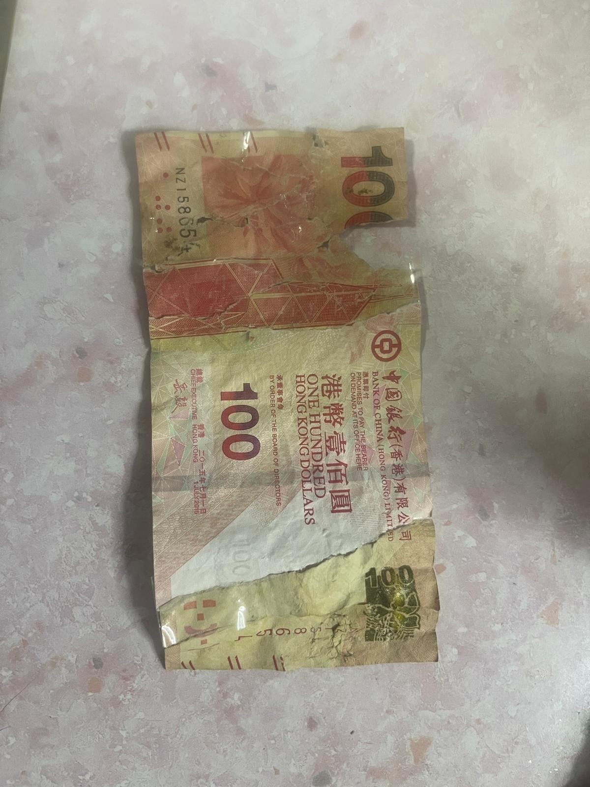 樓主花一番功夫取出鈔票，並作清理，其後將碎片拼貼，成功大致還原100元鈔票，但是最終發現在「100元」字樣位置，剛好丟失了一個0字，變成「10元」。 （Threads圖片）