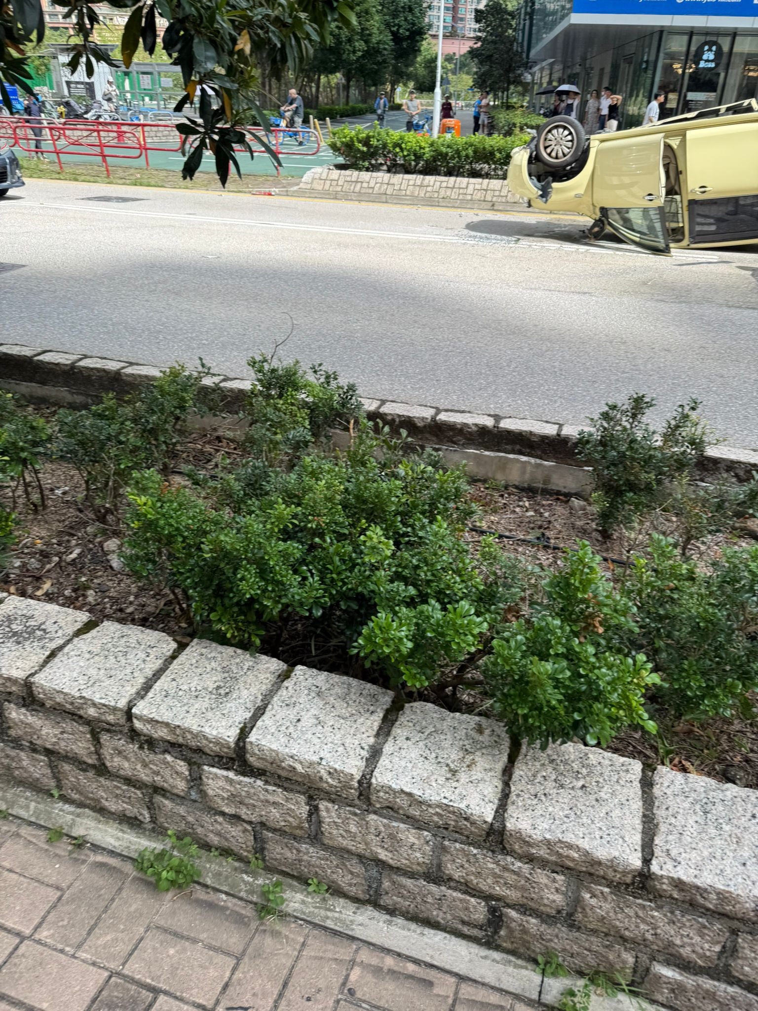 將軍澳怡明邨對出Mini Cooper離奇翻車　司機獲救無受傷