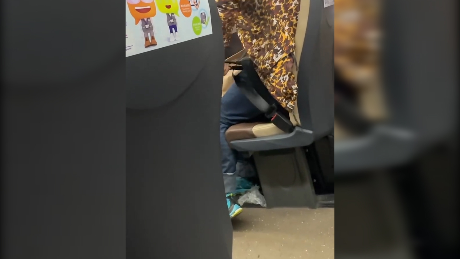 一名男子扣上安全帶，惟其後不能自行鬆脫而爆粗大鬧，更斥安全帶是「白癡」。