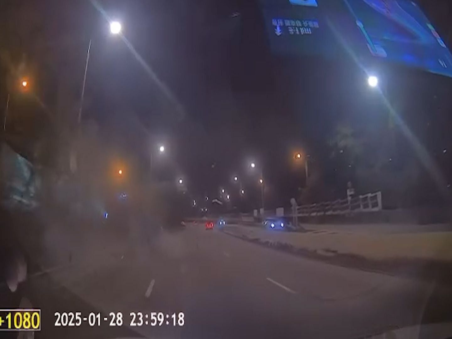 呈祥道私家車影線位切線失敗，鏟石壆再連打關斗四輪朝天