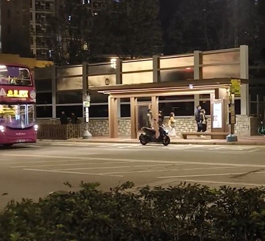 巴士迷疑為影巴士擺單車擋馬路