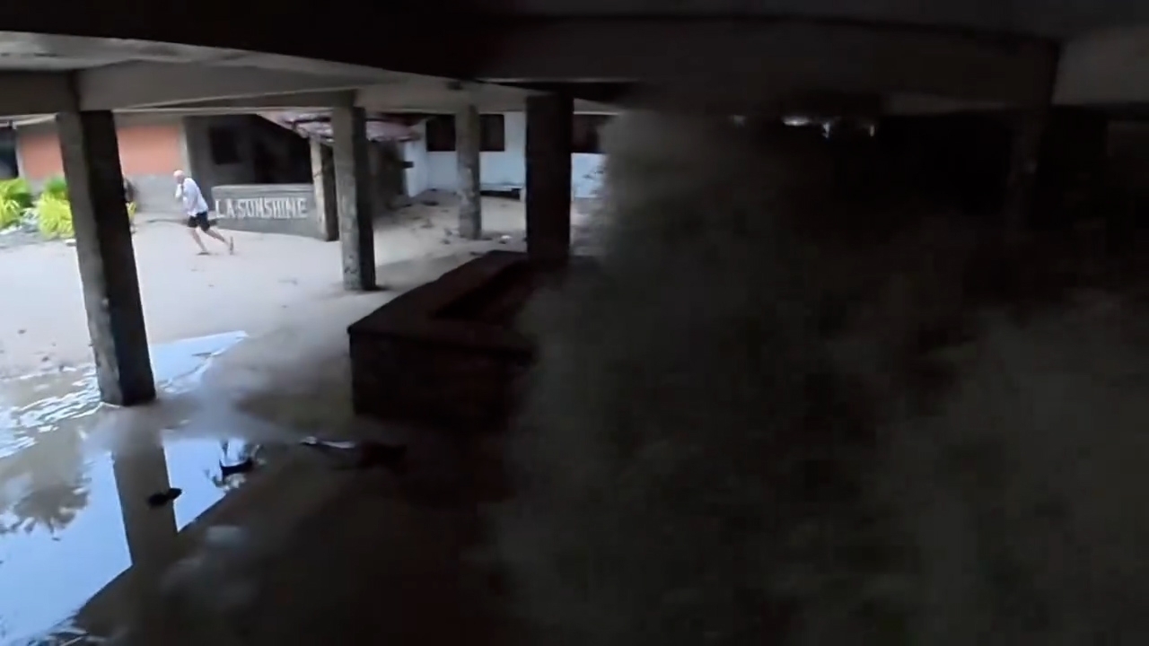 影片第一部分似是由身在酒店樓上的人士拍攝，顯示有巨浪沖入一間海濱酒店，直撲附近的路人，路人見狀隨即往岸上方向狂奔。（Threads影片截圖／shiangillus）