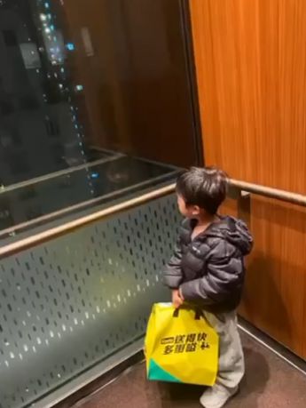 港媽化身步兵推BB車送外賣