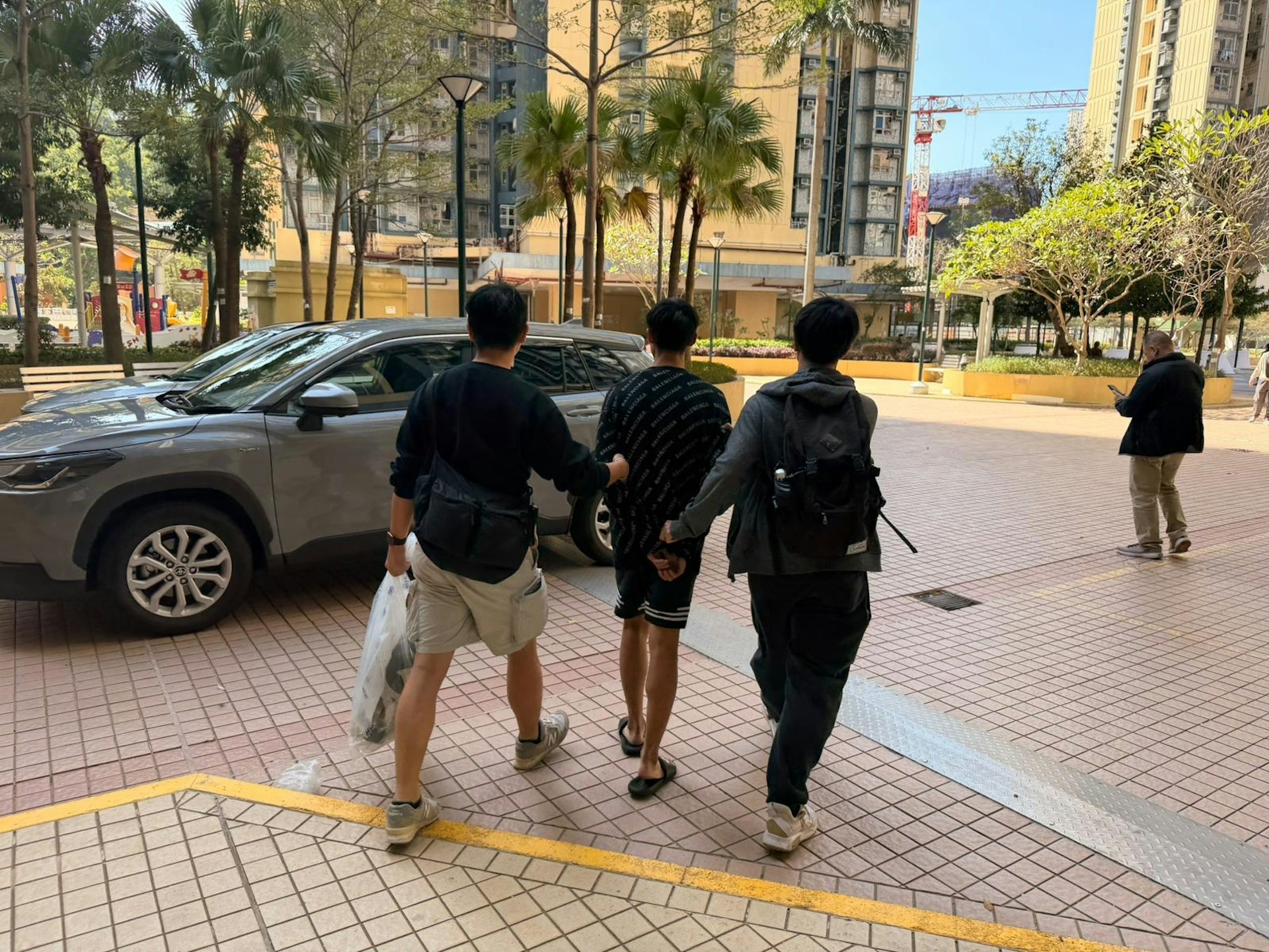 警方拘捕一名21歲本地男子，涉嫌盜竊。（警方圖片）