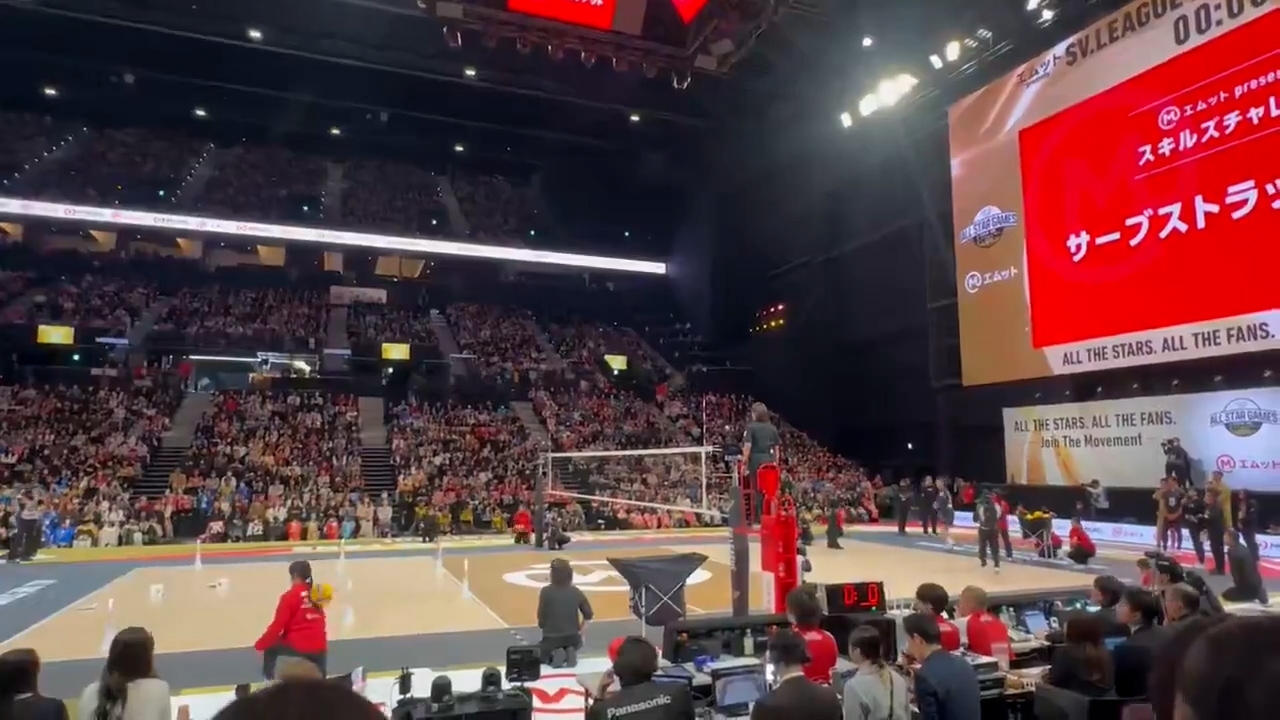 西田有志參與的競賽項目為「發球打靶」，不料有一記強力發球偏離目標，擊中一名在場邊撿球的女性工作人員，現場隨即出現驚呼聲。（X影片截圖／@ojin12049290）