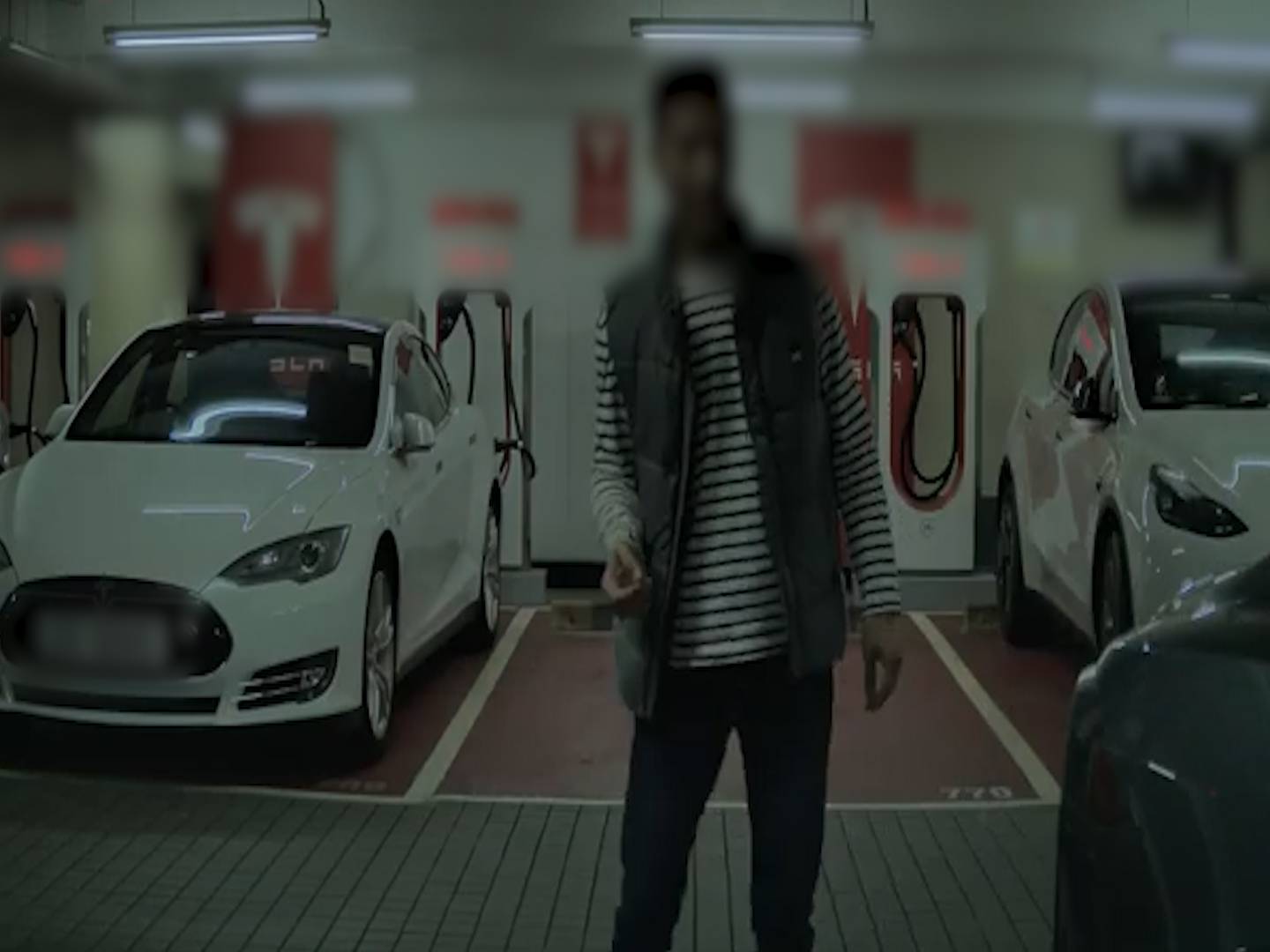 Tesla女司機停車場泊車有人睇實都揩花對面
