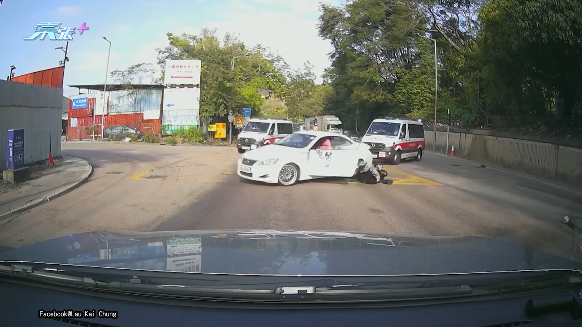 車Cam直擊｜可疑私家車避警察追捕　掟彎拋乘客出車　同司機同輛車8月涉危駕