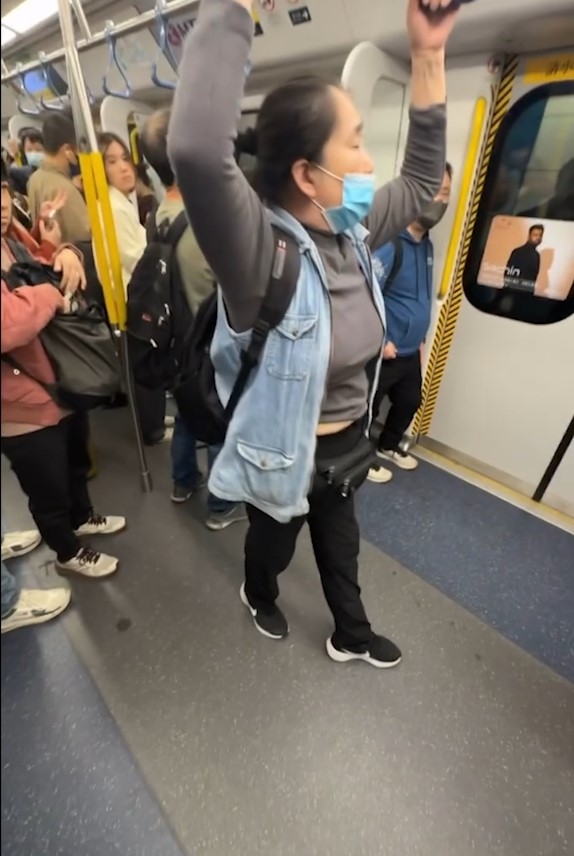 東鐵線「女蜘蛛俠」出沒　玩扶手吊環盪鞦韆　網民：真係無家救 (Threads@lilordon)