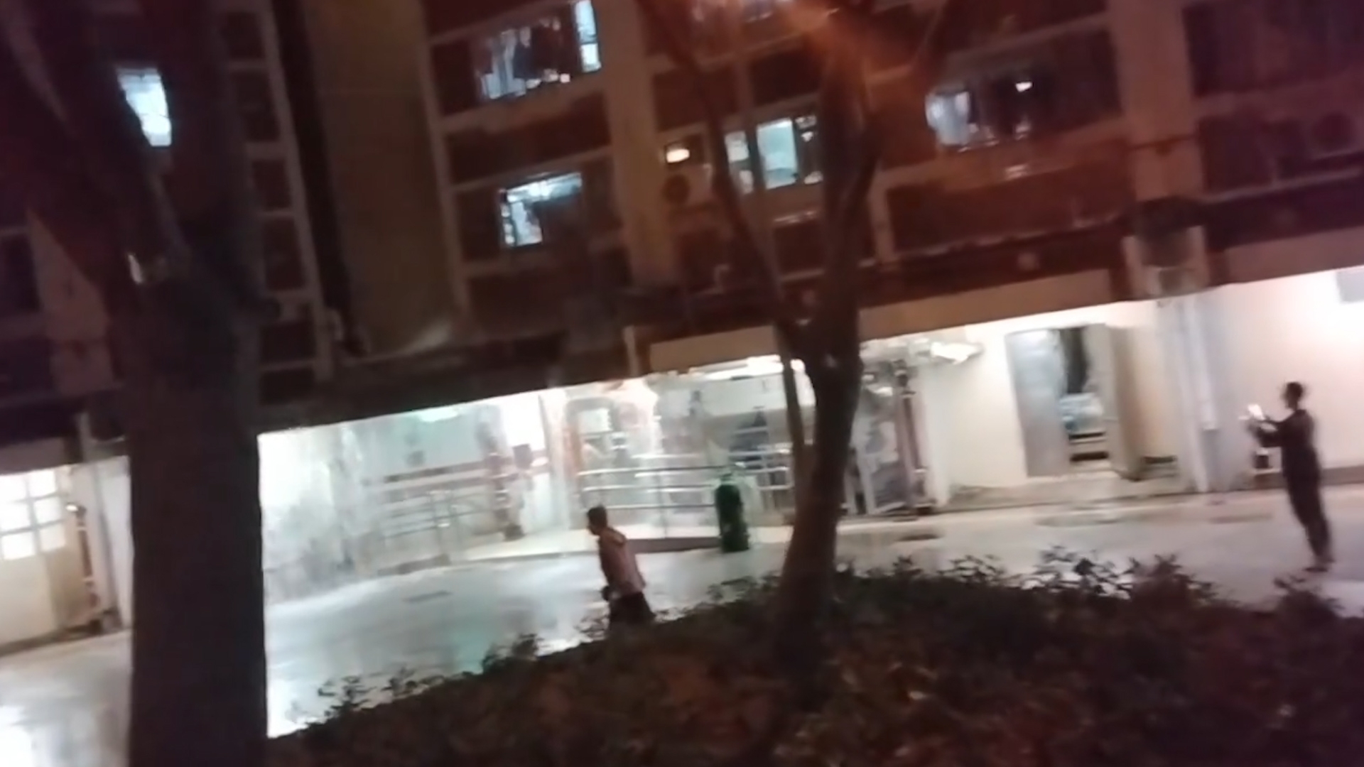 東張西望報料｜樂華南邨喜華樓爆水管變「水舞間」　居民無奈：當豬籠入水