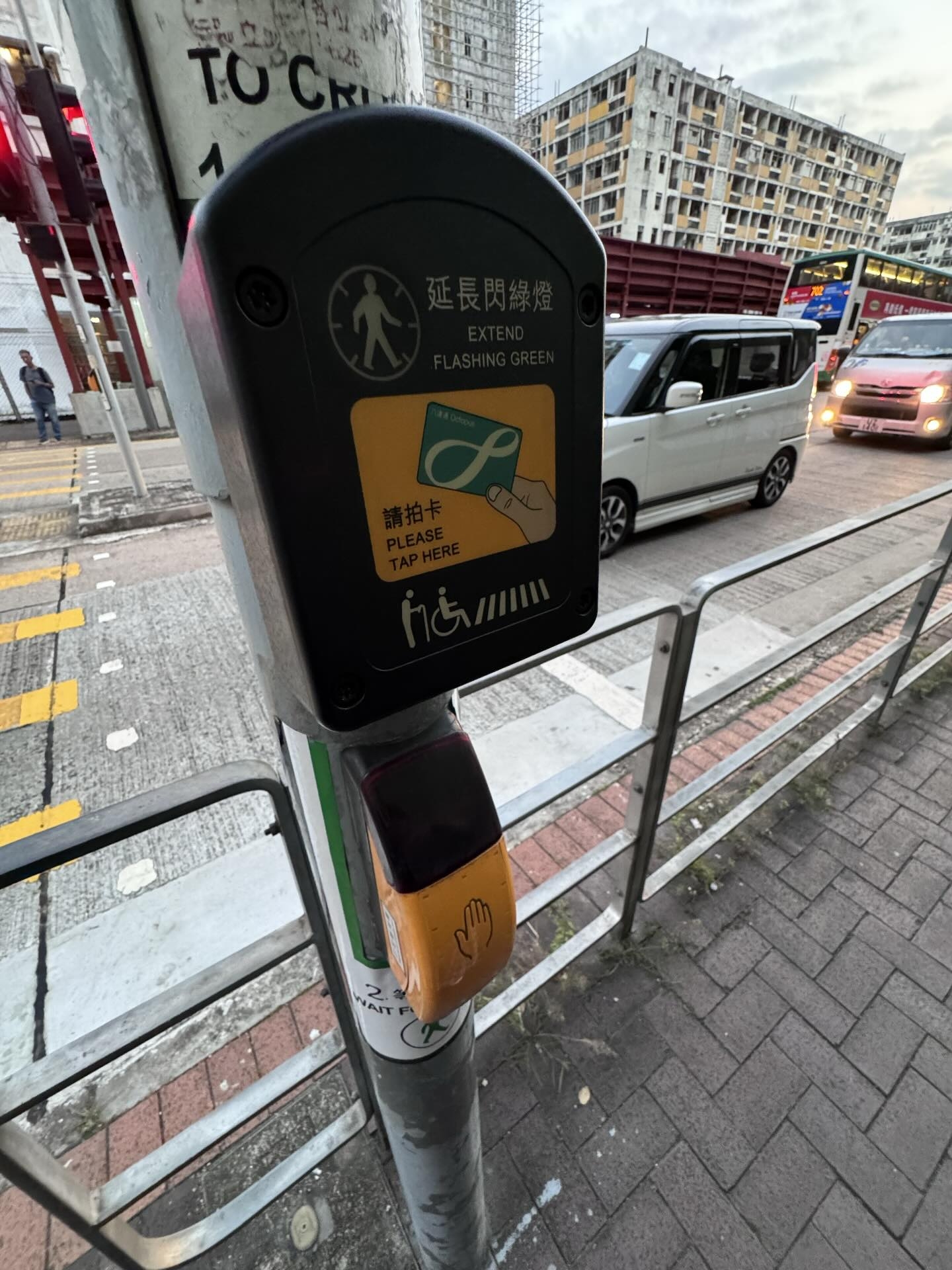 近日有網民在社交平台上載照片，顯示行人過路燈旁新增一個「延長閃綠燈」裝置，並貼有指示「請拍卡」。(網上圖片)