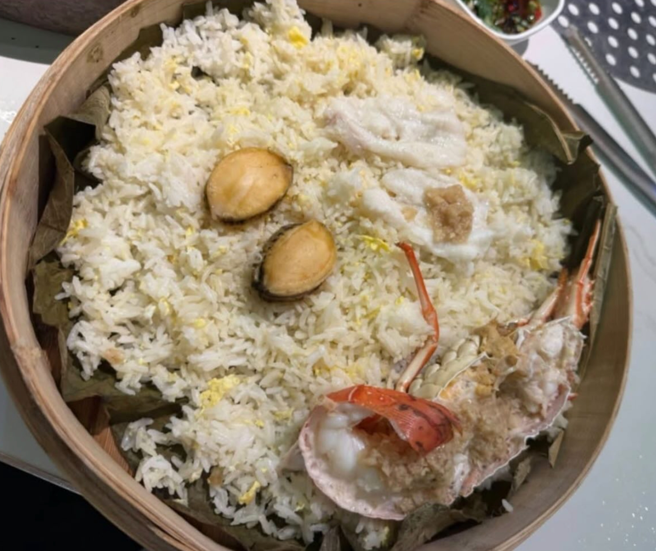東張西望報料｜尖沙咀餐廳賣$98海鮮蒸飯　標榜多到「鋪滿面」結果不如預期？ （網上圖片）