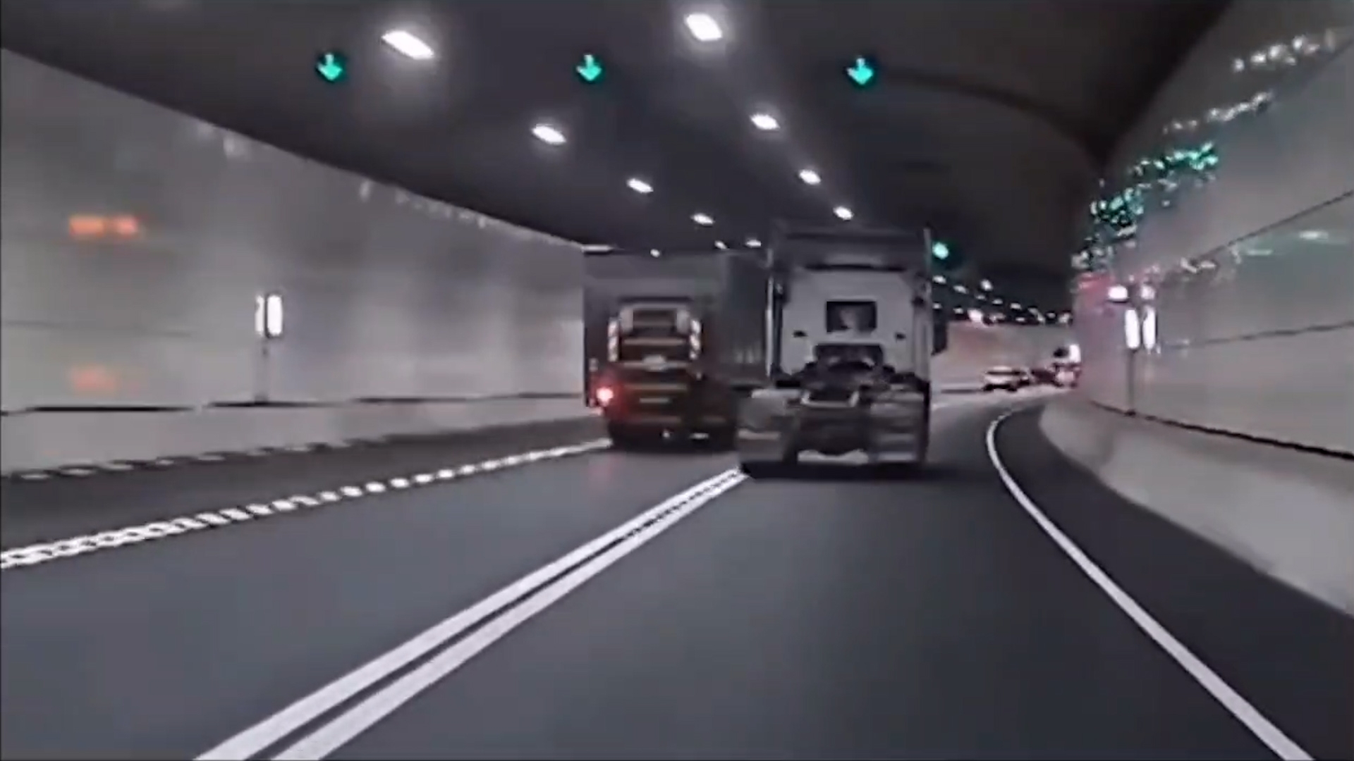 車Cam直擊｜中九龍繞道貨車拖頭玩「生死時速」　高速狂飆兼隧道互片
