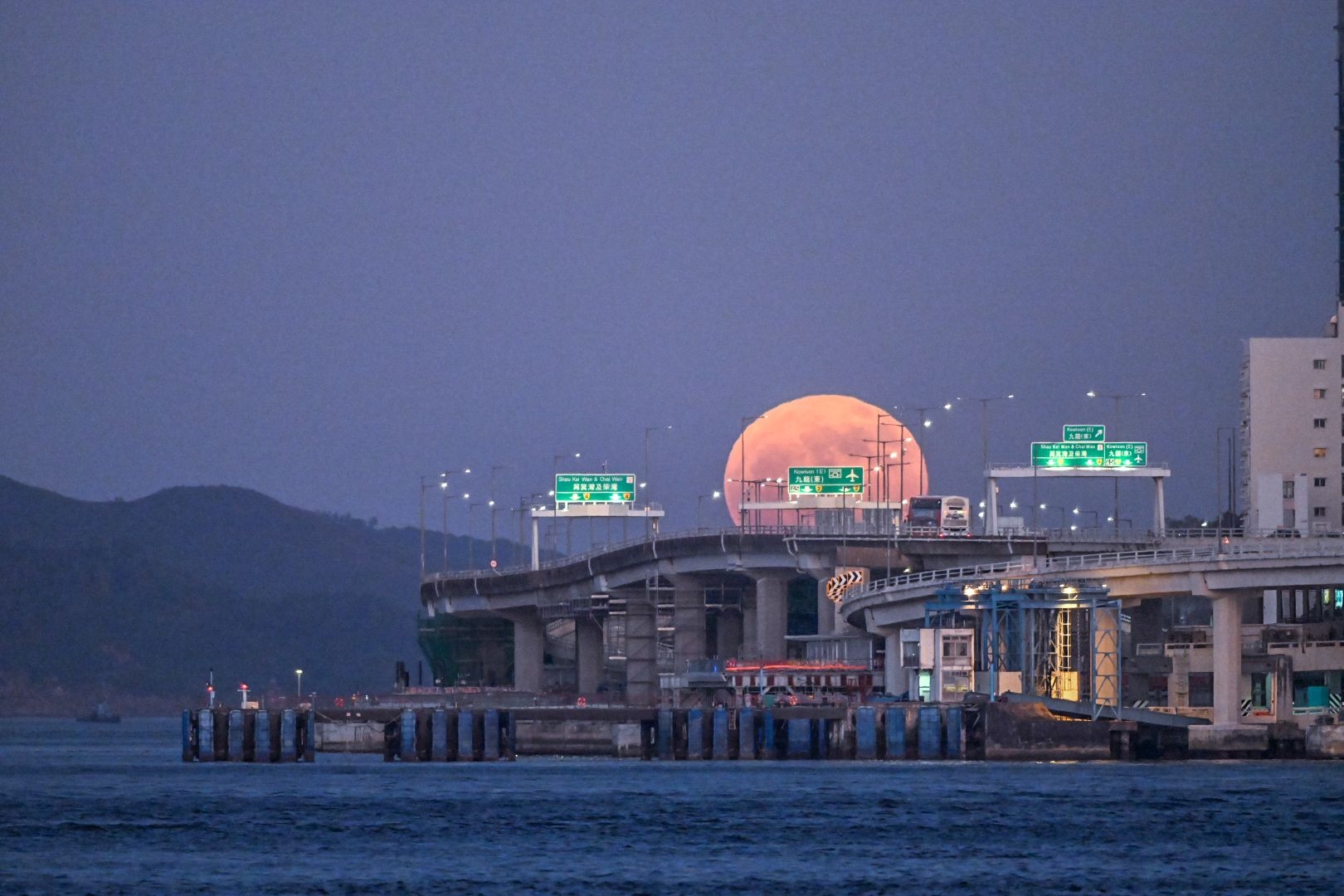 香港天文台在Facebook專頁以「月亮錯覺」為題發帖，並附上「巨月」相片。（Facebook圖片／香港天文台 HKO）