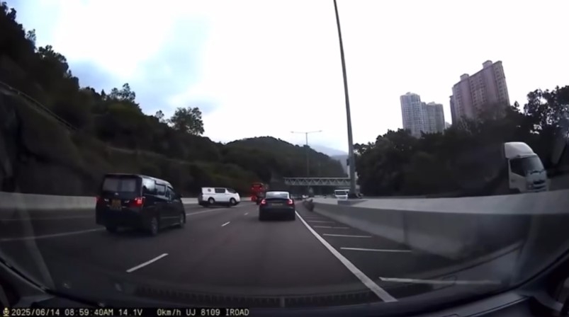 屯門公路貨Van失控翻側　「舞龍」完再打「白鴿轉」