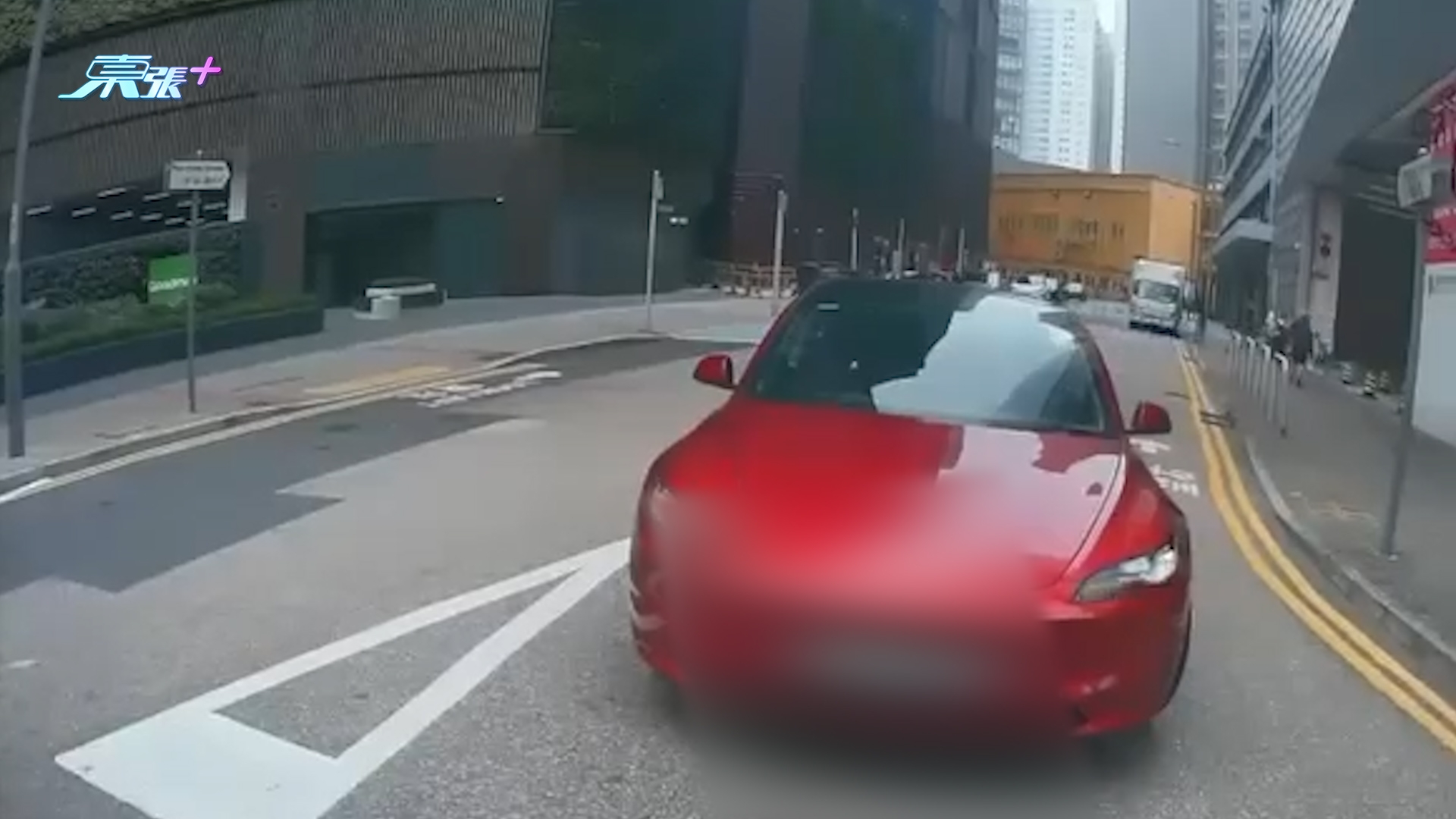 車Cam直擊｜荃灣Tesla撞的士引「世界大戰」　網民爭相食花生：打和啦