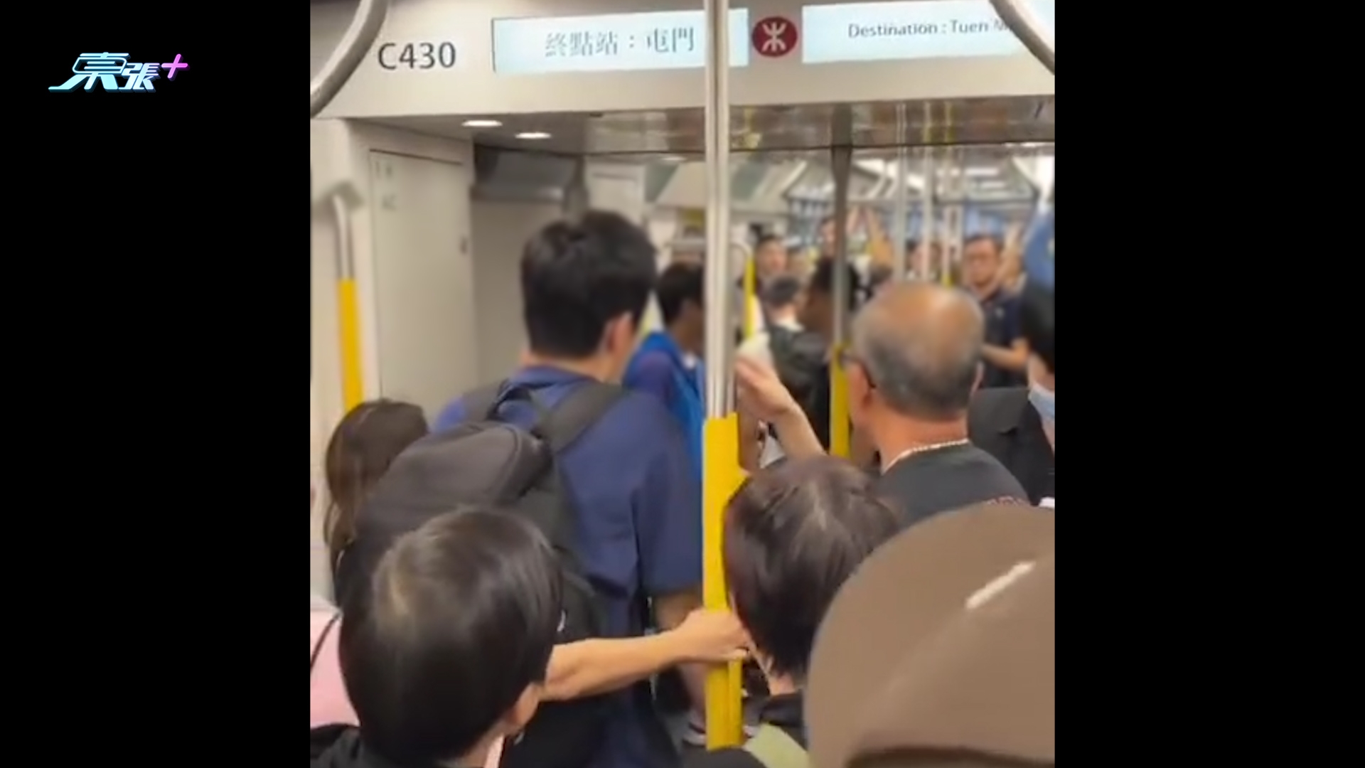 港鐵MMA｜港鐵列車突變擂台　兩男拳來腳往互毆　乘客勸阻無效場面失控