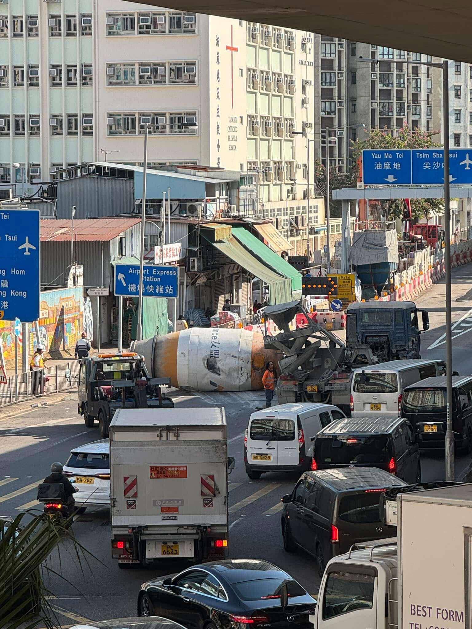 油麻地田螺車車斗甩脫卡馬路