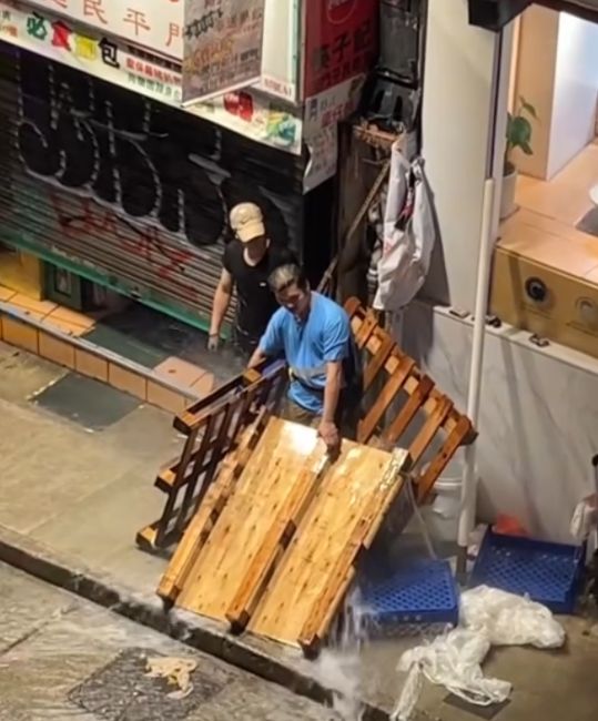 中環爆水喉射3米高水柱　男工人捨身「肉身擋水柱」