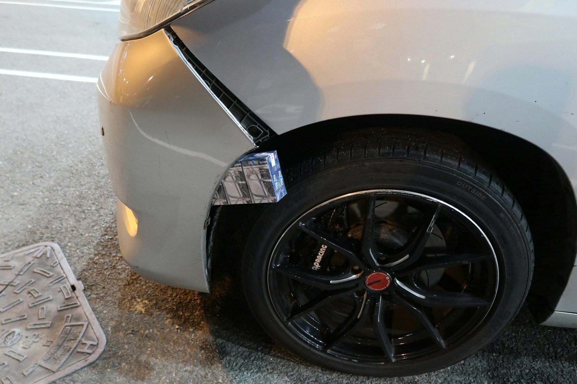 海關在涉案私家車的車頭泵把，檢獲8,520支私煙。（海關圖片）