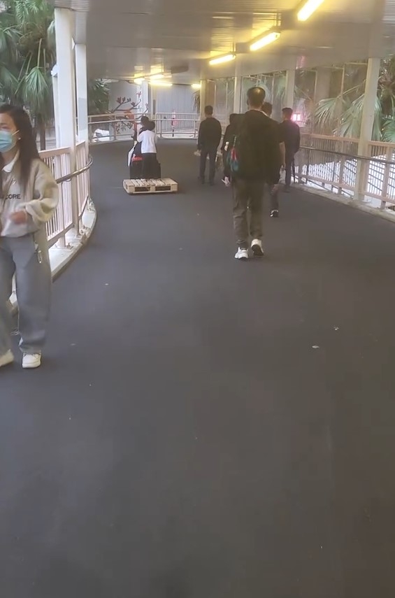 荃灣大河道天橋大人細路玩電動唧車，網民正反熱議，「放鬆啲啦香港人」。 (Facebook@ExcitingHummingbird4572V)