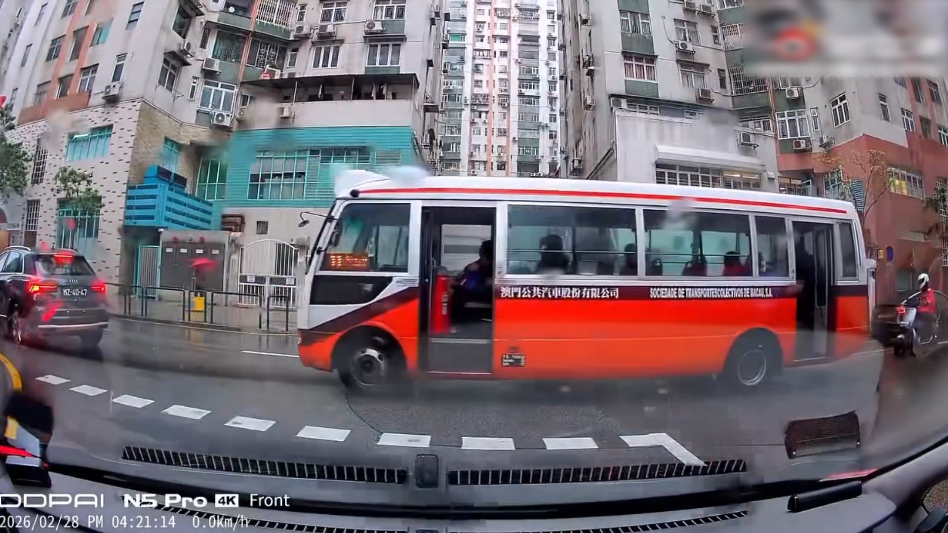 車Cam直擊｜澳門載客巴士行車「不關門」　澳巴：提前將有關日本型號車隊退役