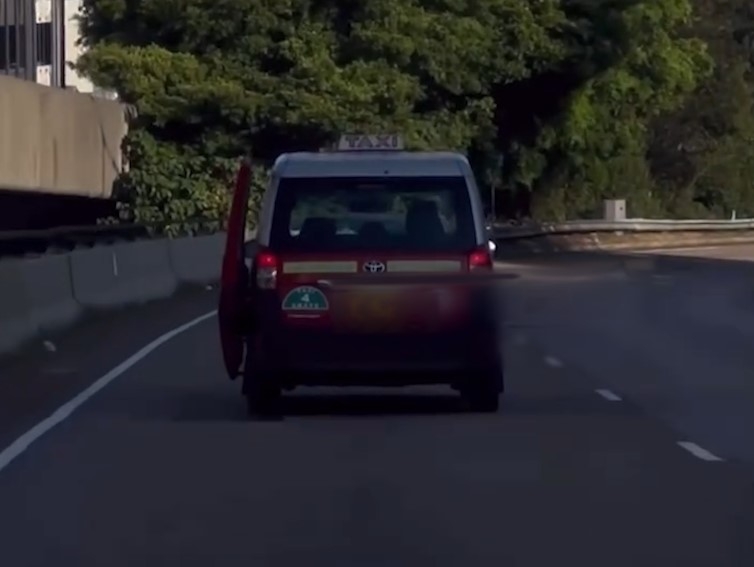 車Cam直擊｜東區走廊的士車門未關「照開車」　疑小露寶電門失靈