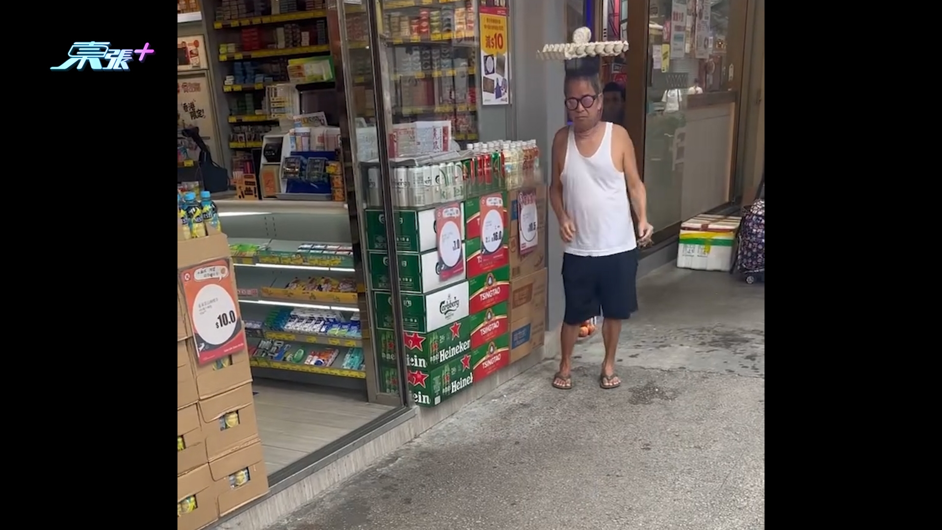 阿伯便利店門前頭頂東西跳舞勁盞鬼　網民大讚：食過下夜粥